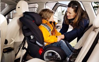 Transporte de crianças em automóvel: que nos diz o código da estrada e as regulamentações europeias