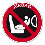 etiqueta prohibiendo el uso de dispositivos de retención infantil de espaldas a la marcha en presencia del airbag