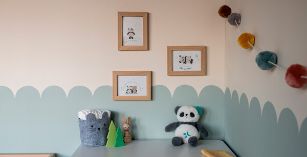 Peluche duermebebés Pip el Panda de Tommee Tippee, con ilustraciones para colgar - M+O