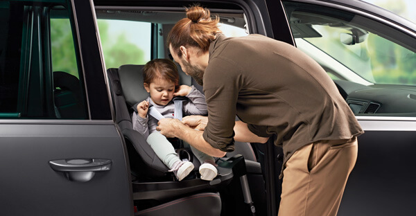 Cómo colocar y abrochar a un bebé en silla de auto 